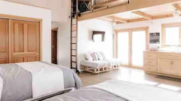 Une chambre à coucher comprenant un lit, un canapé, un bureau et une armoire.