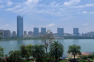 Horizonte urbano con edificios modernos y una masa de agua al frente.