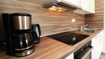 Kühlschrank, Mikrowelle, Ofen, Geschirrspüler