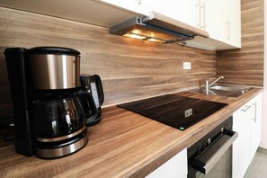 Frigorífico, microondas, horno y lavavajillas