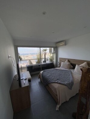 2 quartos, ferros/tábuas de passar roupa, berço de viagem