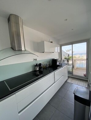 Kjøleskap, ovn, kokeplater og oppvaskmaskin