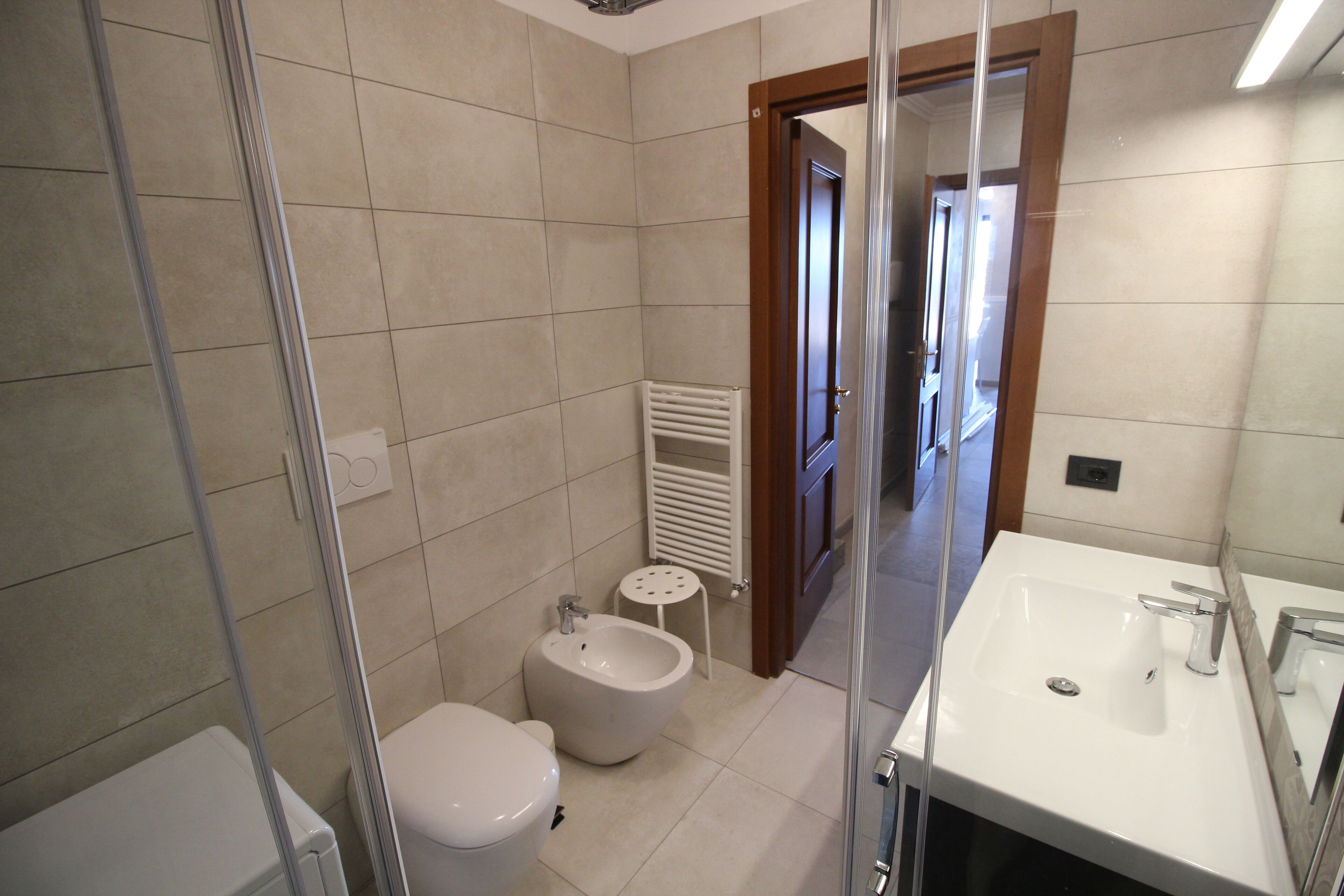Un baño con inodoro, lavabo y bidé.