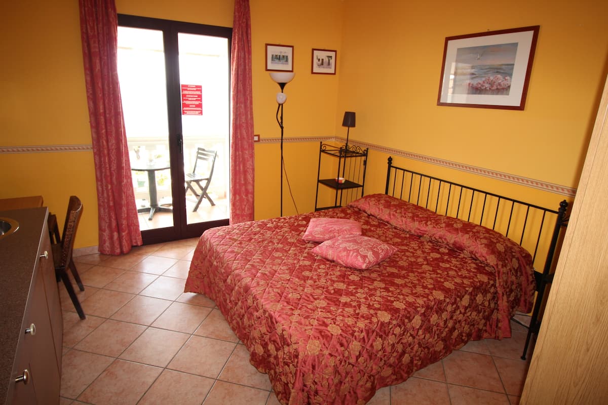 Estudio (214) | Escritorio, cunas, wifi gratis y ropa de cama