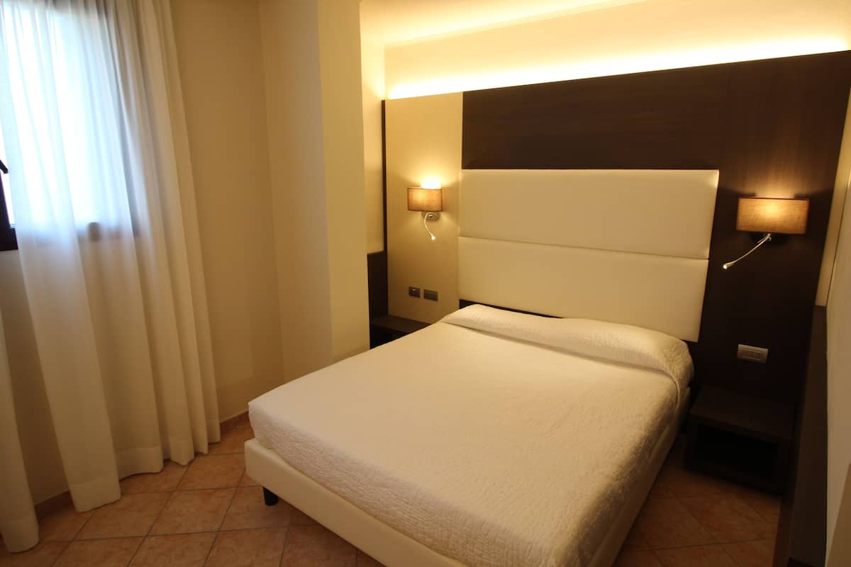 Habitación doble, baño privado | Escritorio, cunas, wifi gratis y ropa de cama