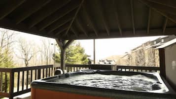 Tina de hidromasaje al aire libre