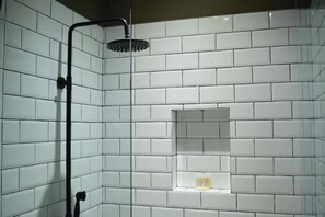 Petit Suite King Size | Bathroom | Shower, free toiletries, hair dryer, towels