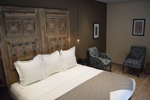 Habitación Deluxe doble, varias camas | Minibar, caja fuerte, sistema de insonorización y wifi gratis