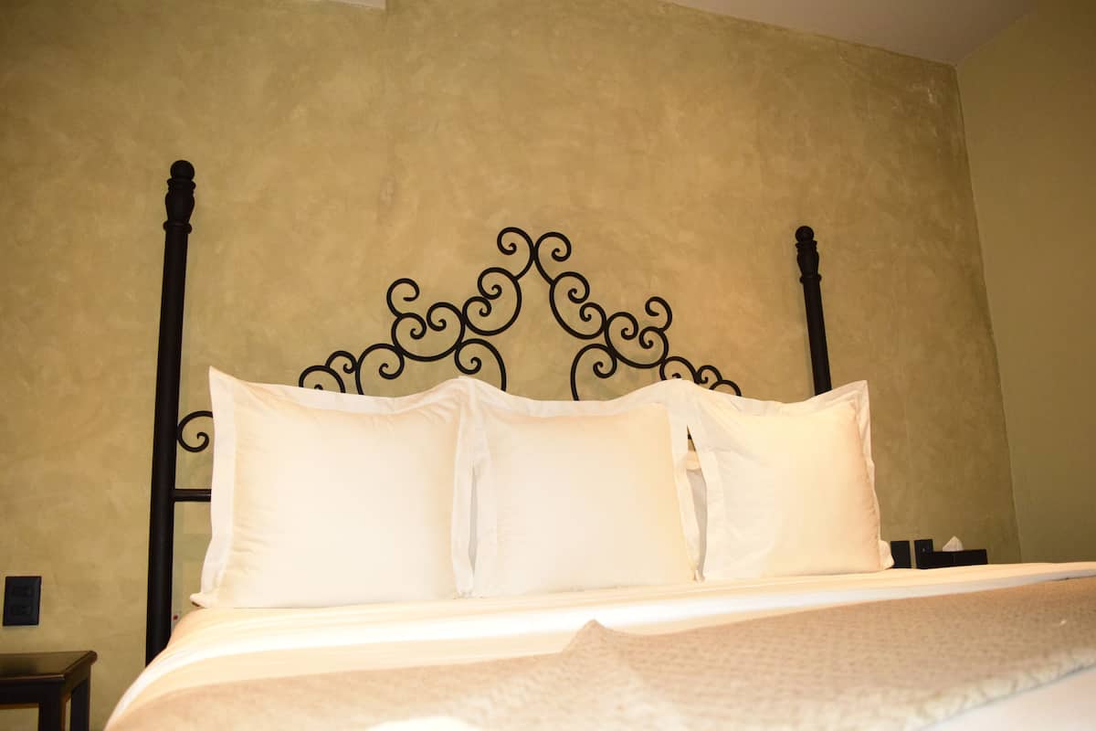 Deluxe Room, 1 Katil Raja (King), Non Smoking | Bar mini, peti besi dalam bilik, kalis bunyi, Wi-fi percuma