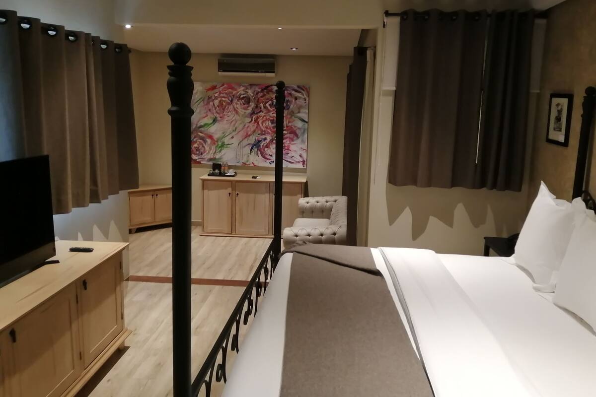 Master Suite | Minibar, in-room safe, soundproofing, free WiFi