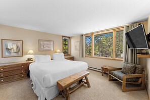 2 bedrooms, iron/ironing board, Internet, bed sheets - Private Balcony w/ Partial Views & Convenient Location w/ Shuttle Stop Nearby (Keystone)