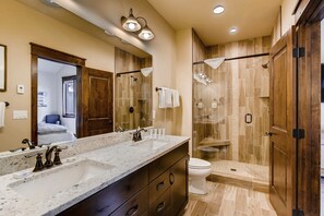 Hair dryer - Spacious, Renovated 3 Bedroom Townhome (Keystone)
