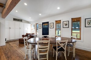 Dining - Welcoming home with WiFi, wood stove, & views of Mt. Baker - dogs OK (Coupeville)