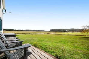 Terrace/patio - Welcoming home with WiFi, wood stove, & views of Mt. Baker - dogs OK (Coupeville)
