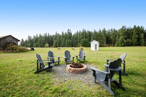 Property grounds - Welcoming home with WiFi, wood stove, & views of Mt. Baker - dogs OK (Coupeville)