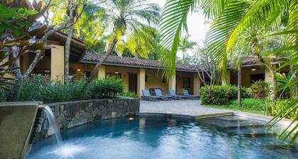 Aislado Tamarindo Beach House - acceso directo a la playa. Perfecto para familias