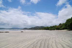 Beach nearby, sun-loungers - Private,Secluded Tamarindo Beach House -DIRECT BEACH ACCESS Perfect for families (Playa Tamarindo)