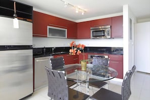 Appartamento | Cucina privata | Frigorifero con congelatore, microonde, forno, piano cottura