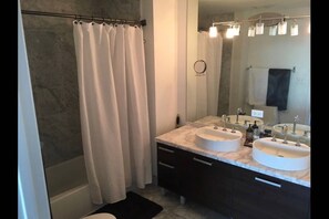 Apartment | Bathroom | Bathtub, towels