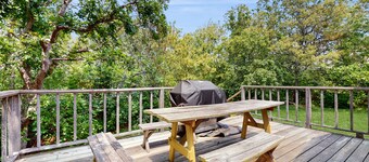 Home in a bayside neighborhood with 2 large decks - walk to beaches