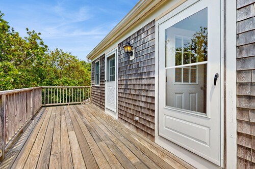 Home in a bayside neighborhood with 2 large decks - walk to beaches