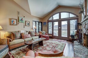 Una televisión, una chimenea, un reproductor de DVD