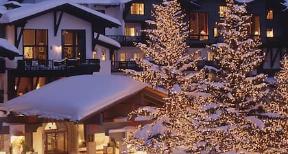 RARE Nukkuu 16! Ski-in / Ski-vuoren chalet | Access 2 kylpytynnyrit!