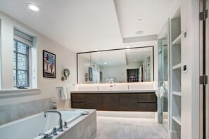 Een haardroger, handdoeken, zeep, toiletpapier