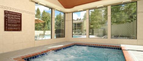 حمّام سباحة مُدفَّأ