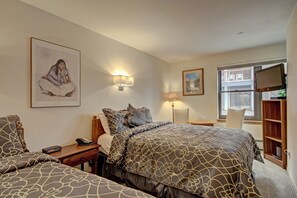 2 bedrooms, in-room safe, iron/ironing board, free WiFi - Comfortable and Convenient Ski-In 2 Bedroom Condo (Breckenridge)