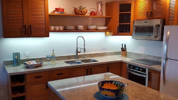 Een koelkast, een microgolfoven, een oven, een kookplaat