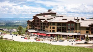 Un hôtel à plusieurs étages doté d’un patio, d’un espace extérieur aménagé pour s’asseoir et offrant une vue sur le paysage environnant.