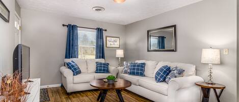 Een televisie, een dvd-speler en een kantoor