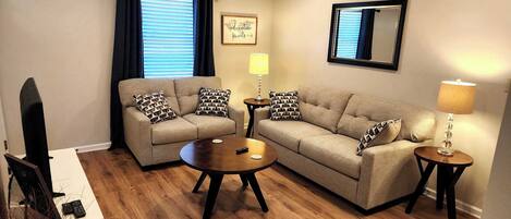 Televisión, reproductor de DVD y oficina