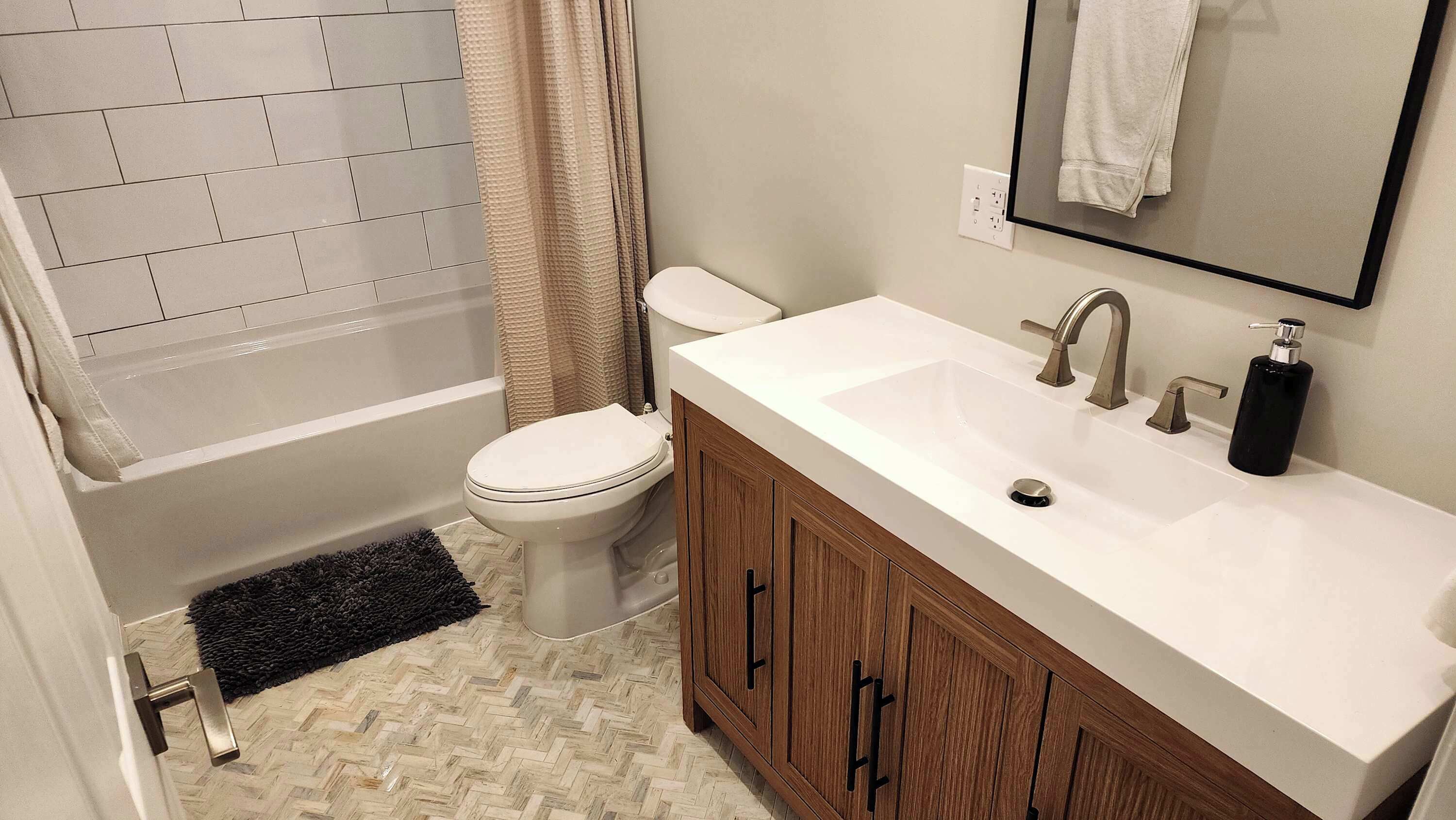 Une salle de bain avec une baignoire blanche, des toilettes et un lavabo.
