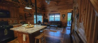 Gehobene Hütte im Wald, LETCHWORTH, Stony Brook Parks, Finger Lakes Weingüter