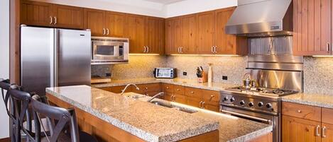 冷蔵庫、電子レンジ、オーブン、コンロ