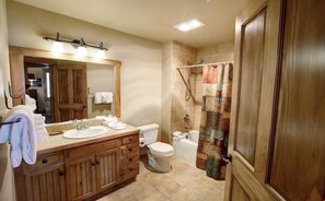 Sèche-cheveux, serviettes fournies, savon, papier toilette