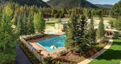 Your Mountain Escape | Lämmin + kodikas Lodge-huone