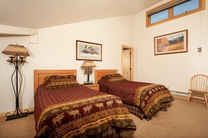 2 bedrooms, iron/ironing board, free WiFi, bed sheets - Luxury Condo for Groups with Fireplace (Keystone)