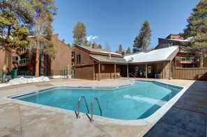A heated pool - Luxury Condo for Groups with Fireplace (Keystone)