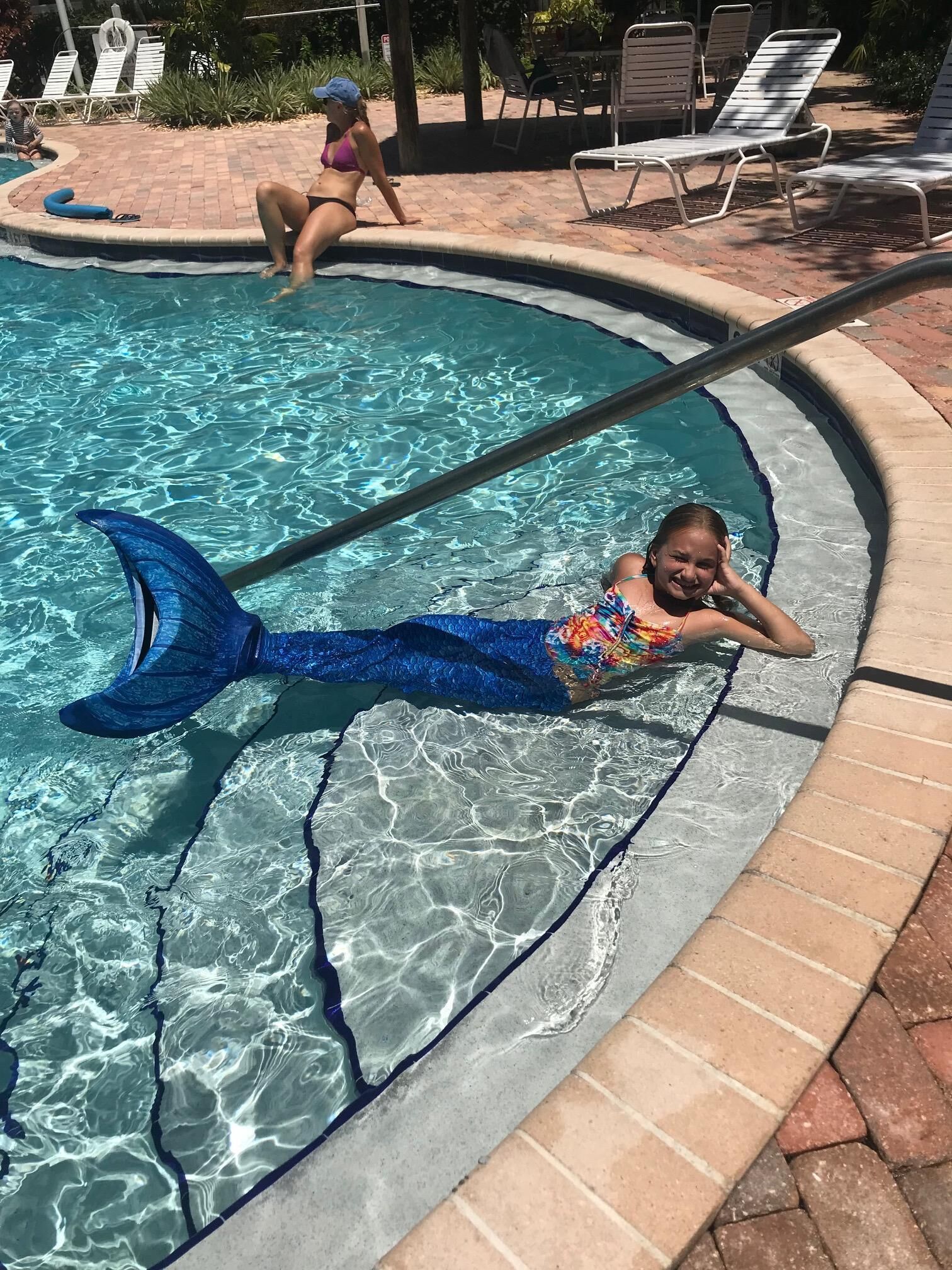 Una piscina al aire libre, una piscina climatizada