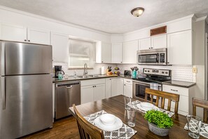 Fridge, microwave, oven, stovetop - 5 Min to CNU. EV Charger. Sevierville Knoxville (Jefferson City)