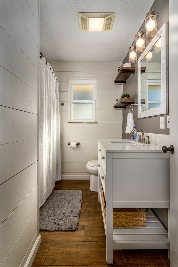 Bathtub, hair dryer, towels - 5 Min to CNU. EV Charger. Sevierville Knoxville (Jefferson City)