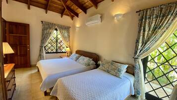 5 chambres, coffres-forts dans les chambres, fer et planche Ă repasser