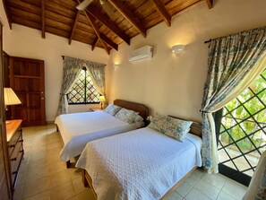 5 عدّة غرف نوم وخزنة داخل الغرفة ومكواة/لوح كي وسرير سفر