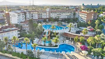 Una piscina techada, una piscina al aire libre