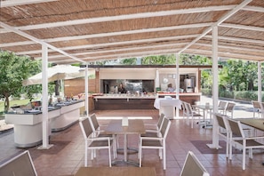 تناول الطعام بالخارج