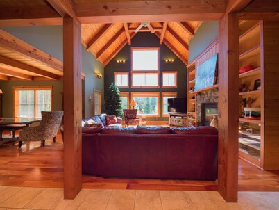  Sleeps 18  Minutes to Main St & Lakes HotTub PoolTable FirePit Air Conditioning