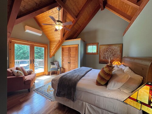 Un pas au-dessus du repos !!  Luxe moderne et intimité à la montagne, à quelques minutes des lacs